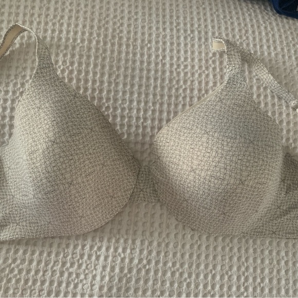 Hanes 36D bra underwire. Nylon spandex - Picture 1 of 6